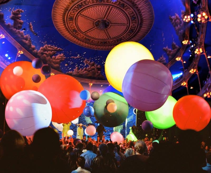 Slava Snowshow Colour ballons in the audience by Veronique Vial